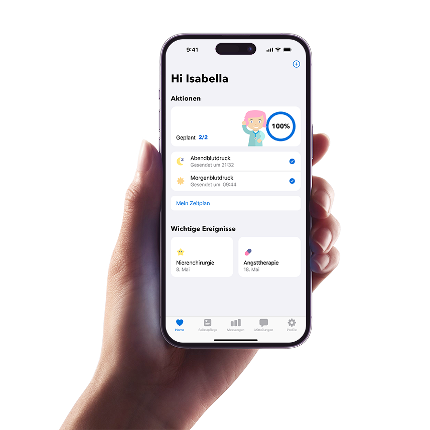 Ein Patient hält die Luscii-App hoch.